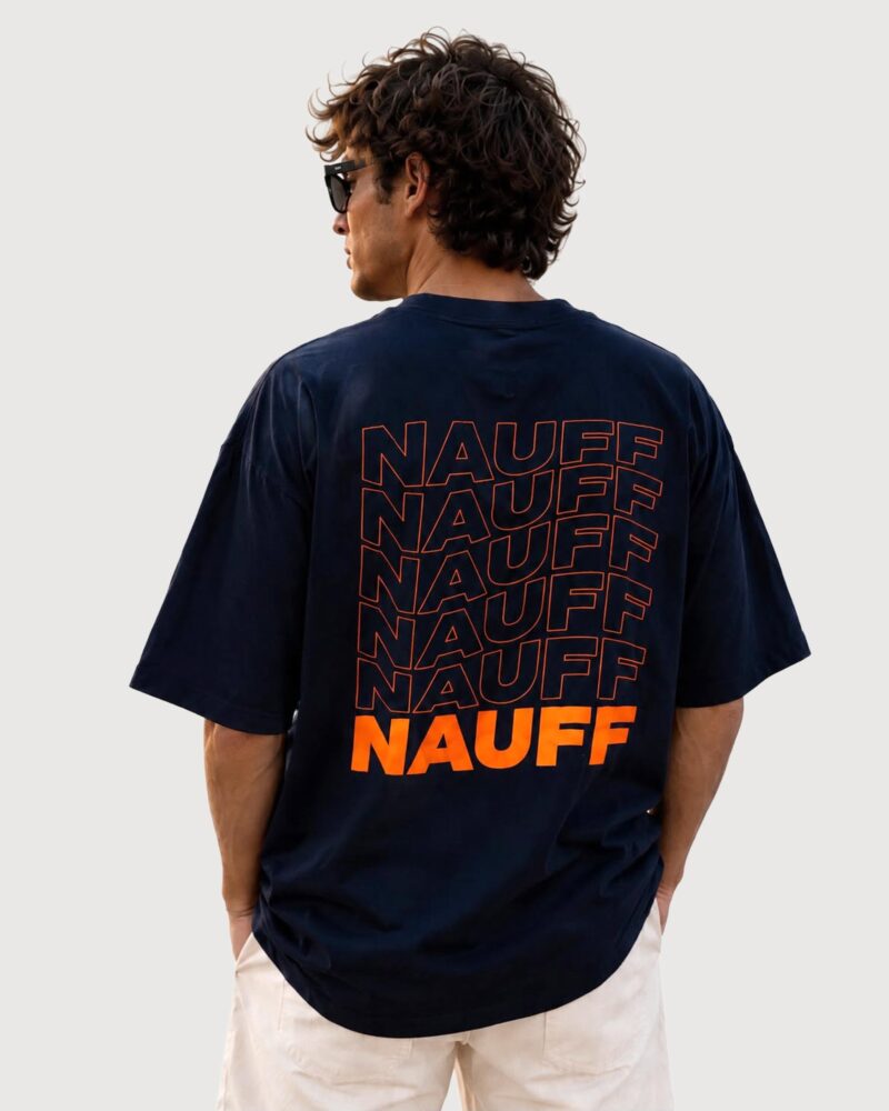 Panta Rhei T-Shirt Navy – Model trägt NAUFF Shirt, Rückansicht Panta Rhei T-Shirt Navy – Model trägt NAUFF Shirt, Rückansicht